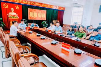 Quang cảnh cuộc đối thoại do quận Hải An (Hải Phòng) tổ chức chiều 26/8, nhưng người dân không đến dự.