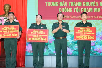 Trung tướng Lê Đức Thái trao thưởng của Bộ Quốc phòng tặng Cục Phòng, chống ma túy và tội phạm Bộ đội Biên phòng, Cục Cửa khẩu Bộ đội Biên phòng, Bộ Chỉ huy Bộ đội Biên phòng Quảng Nam.