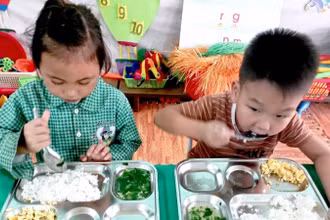 Những bữa cơm trưa đầy đủ chất dinh dưỡng của học sinh tại điểm trường Mầm non Vằng Loóng, xã Sinh Long, huyện Na Hang.