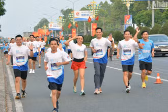 Đông đảo cán bộ, người dân tham gia giải chạy về tuyên truyền tiết kiệm điện.