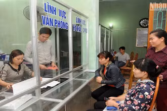 Người dân xã Lại Xuân, huyện Thủy Nguyên (Hải Phòng) làm các thủ tục hành chính tại bộ phận 1 cửa của xã. (Ảnh: An Khánh)