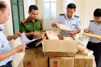 Lực lượng quản lý thị trường kiểm tra hàng hoá vi phạm