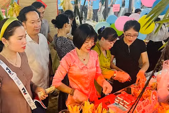 Các thực khách trải nghiệm các món ăn tại Lễ hội ẩm thực của Học viện Chính trị Khu vực II.