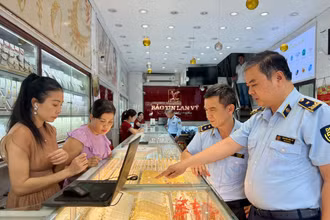 Phó Cục trưởng Nghiệp vụ Quản lý thị trường Nguyễn Đức Lê chỉ đạo kiểm tra tại các cơ sở kinh doanh vàng.