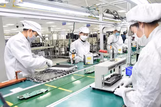 Dây chuyền sản xuất linh kiện điện tử của Công ty TNHH Bumjin Electronics Vina (Quảng Ninh). (Ảnh: TRẦN HẢI)