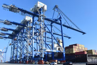 Bốc xếp hàng hóa tại Cảng container quốc tế Lạch Huyện. (Ảnh: TRẦN HẢI)