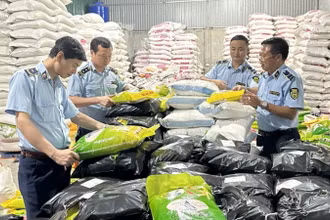 Lực lượng Quản lý thị trường kiểm tra hàng hóa vi phạm.