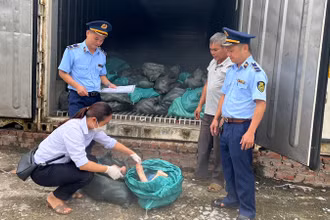 Lực lượng chức năng tỉnh Lạng Sơn kiểm tra hàng hóa vi phạm. 
