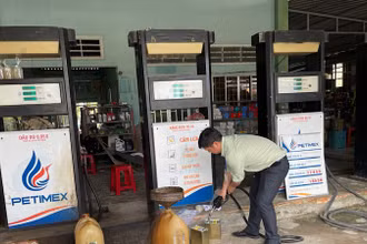Lực lượng chức năng tỉnh Cà Mau kiểm tra và lấy mẫu xăng dầu tại doanh nghiệp M.T. 