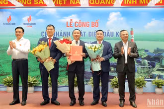 Lãnh đạo PVN tặng hoa và trao quyết định thành lập Chi nhánh Phát điện dầu khí.