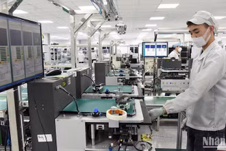 Dây chuyền sản xuất linh kiện điện tử của Công ty TNHH Bumjin Electronics Vina (Quảng Ninh). Ảnh: TRẦN HẢI