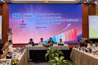 Việc tìm giải pháp để tháo gỡ khó khăn, tạo không gian phát triển mới cho doanh nghiệp đang là vấn đề được ưu tiên hiện nay.