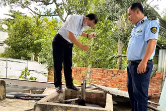 Lực lượng quản lý thị trường tỉnh Hậu Giang kiểm tra hàng hóa là xăng dầu vi phạm.