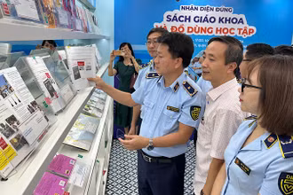 Phó Tổng cục trưởng Quản lý thị trường Nguyễn Thanh Bình hướng dẫn nhận biết sách thật - giả.