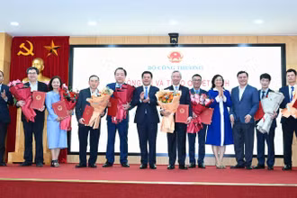 Bộ trưởng Nguyễn Hồng Diên trao các quyết định về công tác cán bộ cho lãnh đạo Cục, Vụ thuộc Bộ Công thương.