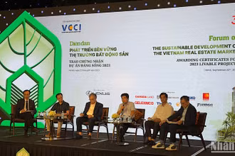 Các diễn giả, chuyên gia kinh tế tham dự Diễn đàn phát triển bền vững thị trường bất động sản.