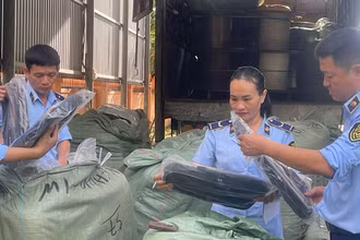 Lực lượng Quản lý thị trường tỉnh Quảng Trị phát hiện và thu giữ hàng hóa vi phạm trên địa bàn. (Ảnh: HỒNG NHUNG)