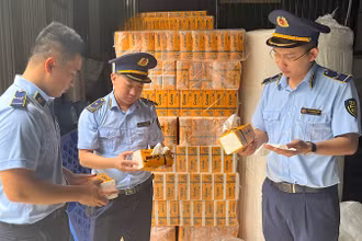 Lực lượng Quản lý thị trường kiểm tra một cơ sở kinh doanh giấy ăn giả mạo nhãn hiệu tại Bắc Ninh.