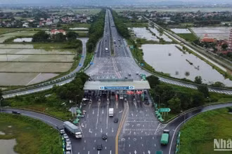 Có tình trạng đặt biển báo cấm xe tải tại đường song song nhằm dồn các phương tiện này đi vào dự án PPP. (Ảnh: MINH TRANG)