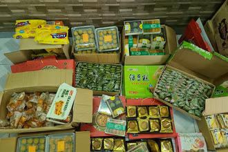 Lực lượng công an kiểm tra, phát hiện số lượng lớn bánh trung thu, bánh kẹo không rõ nguồn gốc (Ảnh: Công an cung cấp)