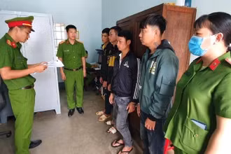 Các đối tượng tại cơ quan Công an.