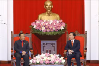 Đồng chí Võ Văn Thưởng, Ủy viên Bộ Chính trị, Thường trực Ban Bí thư tiếp đồng chí Monxay Laomuasong, Ủy viên dự khuyết Ban Chấp hành Trung ương Đảng Nhân dân Cách mạng Lào, Bí thư Trung ương Đoàn Thanh niên Nhân dân Cách mạng Lào. (Ảnh: TTXVN)