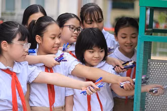 Học sinh thu gom dụng cụ học tập gây quỹ hỗ trợ bạn nghèo học tốt trong khuôn khổ Chương trình “Vì mái trường xanh”.