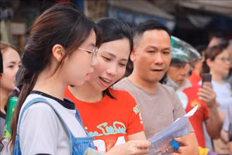 Thí sinh, phụ huynh xem đề thi sau buổi thi Ngữ văn, kỳ thi tuyển sinh vào lớp 10 tại Hà Nội (Ảnh: HOÀNG HIẾU/TTXVN)