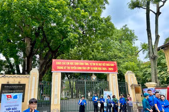 Điểm thi tuyển sinh vào lớp 10 năm học 2024-2025 tại Trường THPT Chu Văn An, Hà Nội (Ảnh: LÊ HÀ)