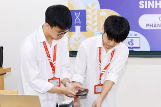 Sinh viên nghiên cứu khoa học tại Đại học Bách khoa Hà Nội (Ảnh: DUY THÀNH)