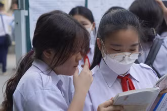 Thí sinh tham dự kỳ thi lớp 10 tại Thành phố Hồ Chí Minh. (Ảnh: THẾ ANH)