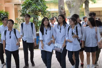 Thí sinh rời điểm thi sau khi hoàn thành bài thi môn Toán, Kỳ thi tốt nghiệp THPT năm 2024 (Ảnh: THẾ ĐẠI)