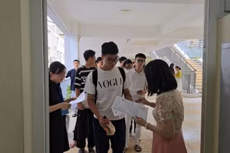 Trong thời gian nghỉ hè, giáo viên tham gia đào tạo, bồi dưỡng theo yêu cầu của vị trí việc làm, tham gia công tác thi tốt nghiệp trung học phổ thông, tuyển sinh khi cơ quan có thẩm quyền triệu tập. (Ảnh: tại Kỳ thi tốt nghiệp THPT năm 2024)