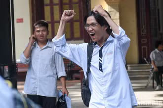 Thí sinh phấn khởi rời trường thi sau khi hoàn thành bài thi môn Ngoại ngữ Kỳ thi tốt nghiệp THPT năm 2024, chiều 28/6 (Ảnh: THẾ ĐẠI)
