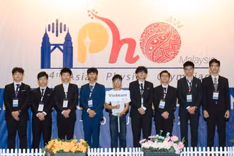 Đội tuyển quốc gia Việt Nam dự Olympic Vật lý châu Á năm 2024, (trái qua phải): Nguyễn Thành Duy, Hà Duyên Phúc, Nguyễn Thế Quân, Trương Phi Hùng , Nguyễn Nhật Minh, Hoàng Tuấn Kiệt, Thân Thế Công, Trần Vũ Lê Hoàng.