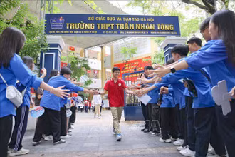 Thí sinh tại kỳ thi tuyển sinh vào lớp 10 của Hà Nội (Ảnh: THANH TÙNG/TTXVN)