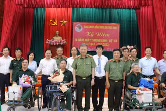 Bộ trưởng Công an Tô Lâm, Bí thư Tỉnh ủy Bắc Ninh Nguyễn Anh Tuấn và các đại biểu tặng quà cho các thương, bệnh binh tại Trung tâm Điều dưỡng Thương binh Thuận Thành.