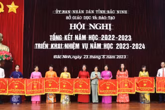 Chủ tịch UBND tỉnh Nguyễn Hương Giang trao Cờ thi đua cho các tập thể xuất sắc trong năm học 2022-2023.