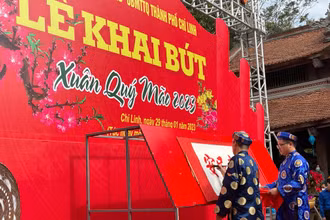 Tưng bừng khai bút đầu xuân tại đền thờ thầy giáo Chu Văn An