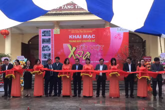 Cắt băng khai mạc chuyên đề “Tết Việt xưa”.