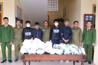 Các đối tượng bị bắt giữ cùng tang vật.