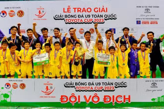 Ban Tổ chức trao Cup vô địch cho U9 Câu lạc bộ Bóng đá Hà Nội.