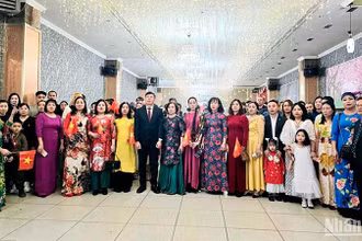 Tổng lãnh sự Việt Nam tại Vladivostok Nguyễn Đăng Hiền và bà con cộng đồng thực hiện nghi lễ chào cờ.