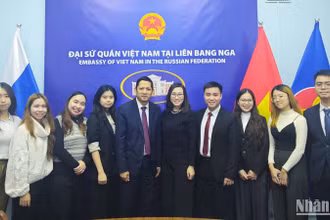 Đại diện Đại sứ quán Việt Nam, Quỹ thúc đẩy phát triển hợp tác Nga-Việt “Truyền thống và Hữu nghị” chụp ảnh lưu niệm cùng sinh viên đến từ tỉnh nghệ An đang học tập tại các trường đại học ở Moskva tại điểm cầu Liên bang Nga.