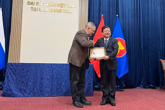 Trao kỷ niệm chương “Vì sự nghiệp văn học nghệ thuật Việt Nam” tặng Phó Giáo sư, Tiến sĩ Anatoly Sokolov. (Ảnh: XUÂN HƯNG)