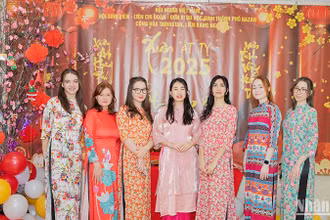 Sinh viên Nga nghiên cứu tiếng Việt tại Đại học Tổng hợp Liên bang Kazan chụp ảnh với giảng viên người Việt Nam (giữa) tại chương trình. (Ảnh: HUY HOÀNG)