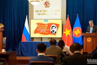 Đại sứ Việt Nam tại Liên bang Nga Đặng Minh Khôi đọc diễn văn tại lễ mít-tinh. (Ảnh: XUÂN HƯNG)