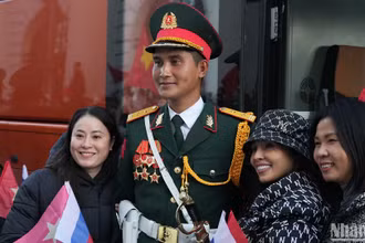 Bà con người Việt Nam tại Nga vui vẻ chụp ảnh lưu niệm với quân nhân Việt Nam tham gia hợp luyện chuẩn bị cho Lễ duyệt binh tại Quảng trường Đỏ.