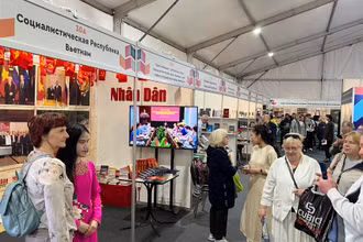 Khách tham quan gian trưng bày sách, báo của Báo Nhân Dân. (Ảnh: THÙY VÂN)