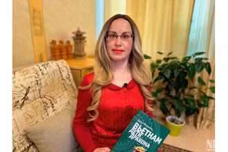 Nhà Việt Nam học Daria Mishukova cầm trên tay cuốn sách “Việt Nam. Đứa con của rồng”.